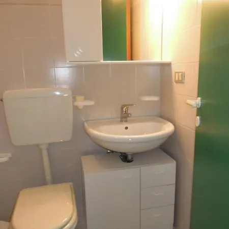 Spacious With Terrace And Pool In דירה *