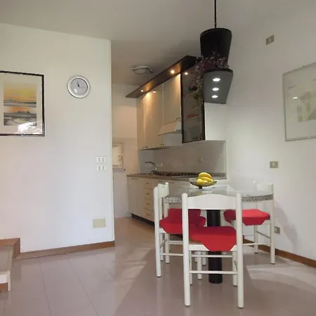 Spacious With Terrace And Pool In דירה